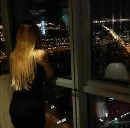 Блондинка в ресторане со спины