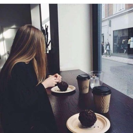 Девушка в кафе без лица