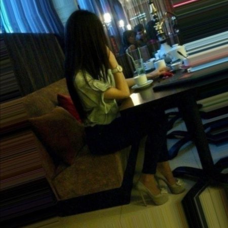 Брюнетка с длинными волосами в кафе