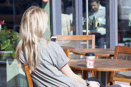 Блондинка в кафе