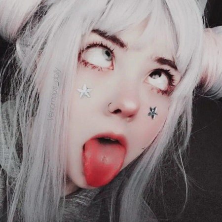 Девушка с языком и закатанными глазами