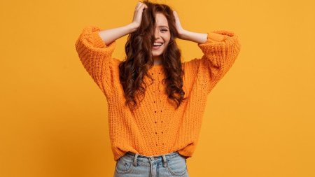 Девушка дурачится