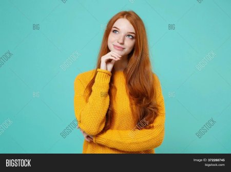 Девушка в желтом свитере