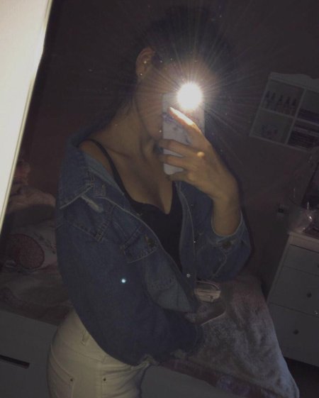 Девушка без лица у зеркала ночью