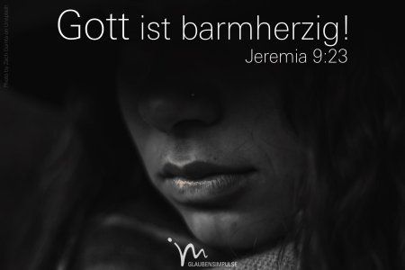 Лицо девушки в полумраке