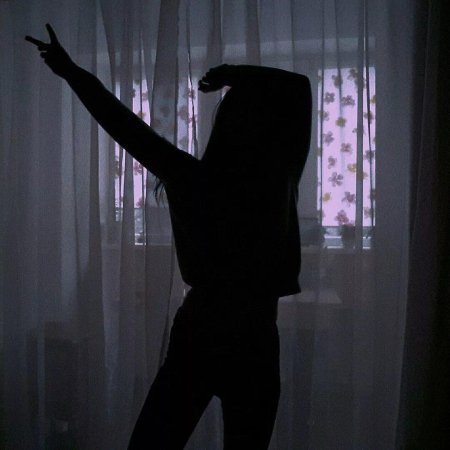 Девушка в темноте