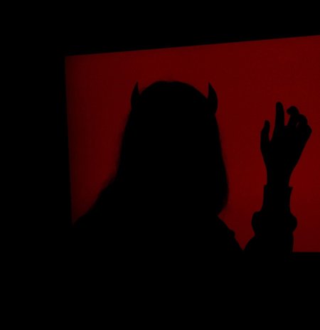 Тень с рожками