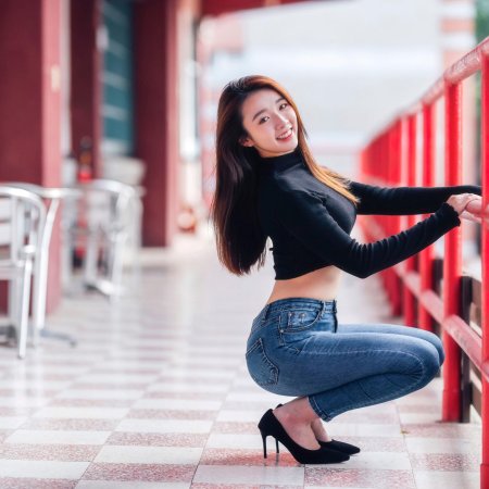 Девушка в джинсах сидит