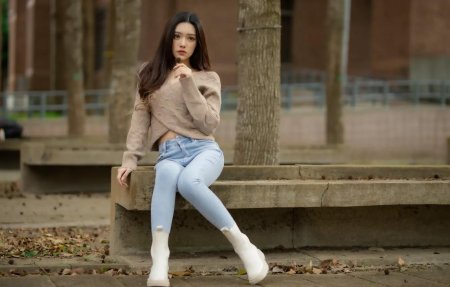 Азиатка в водолазке