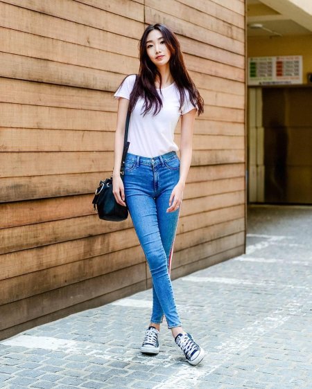Девушка в джинсах