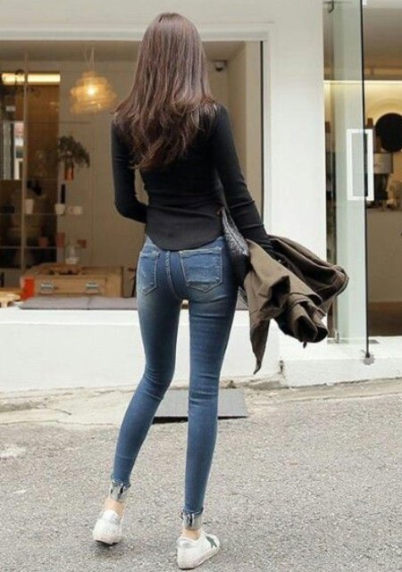 Стройные девушки в джинсах