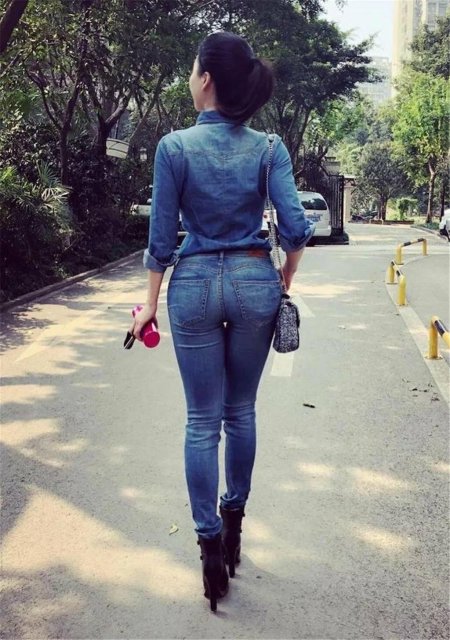 Девушка в джинсах