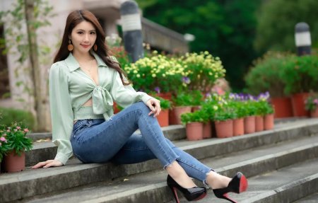 Красивые азиатки в джинсах