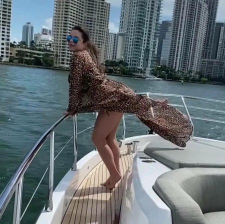 Задрала платье