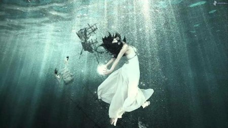 Девушка под водой