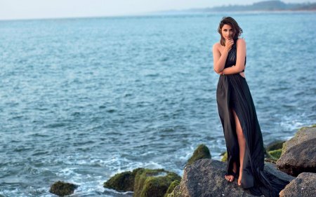 Женщина в длинном платье