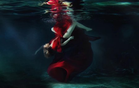 Девушка под водой в Красном платье