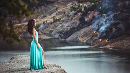 Девушка в бирюзовом платье