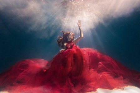 Девушка в платье под водой