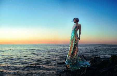 Девушка в длинном платье