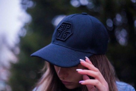 Девушка в кепке