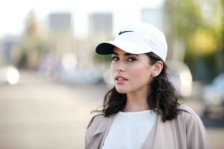 Девушка в бейсболке