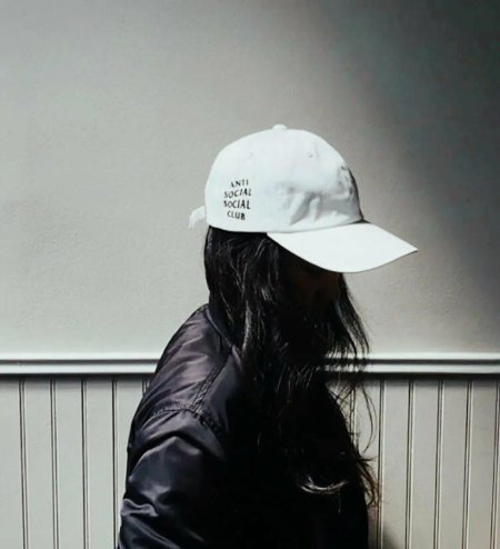 Девушка в бейсболке