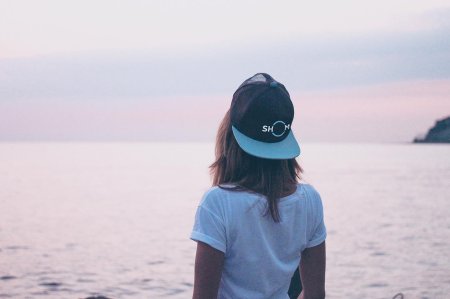 Девушка в кепке