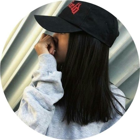 Девушка в кепке