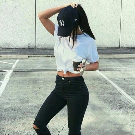 Брюнетка в бейсболке