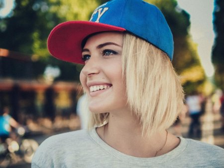Красивые девушки в бейсболках