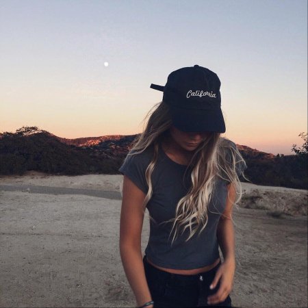 Красивые девушки в бейсболках