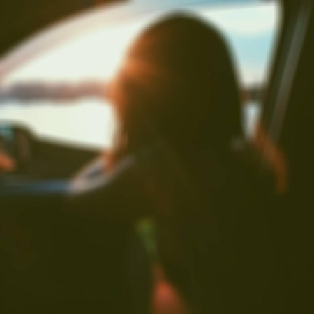 Девушка в машине со спины