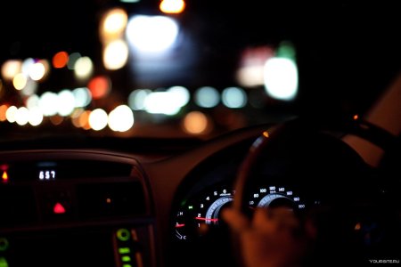 Девушка за рулем ночью