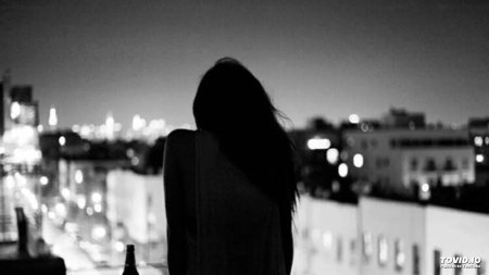 Девушка в ночном городе