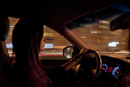 Девушка за рулем ночью