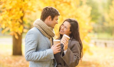 Парень с девушкой осенью