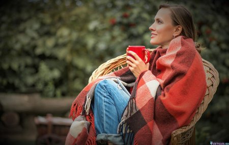 Женщина в пледе