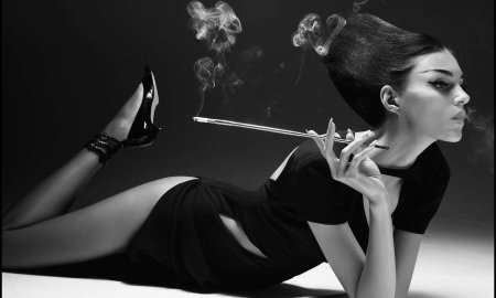 Девушка с мундштуком