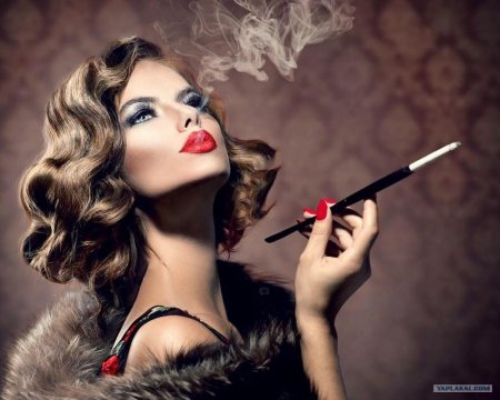 Девушка с мундштуком