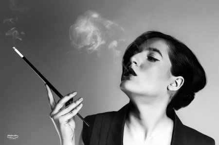 Женщина с мундштуком