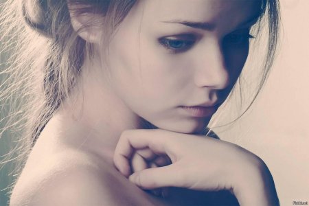 Печальная девушка