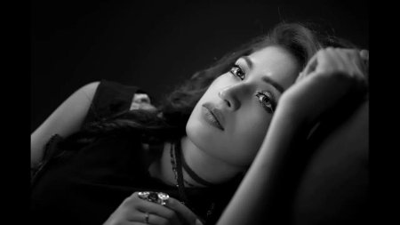 Печальная девушка