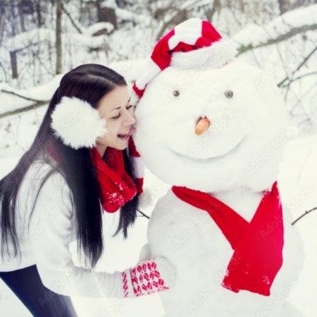 Девушка лепит снеговика