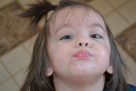 Красивые дети с кончей на лице