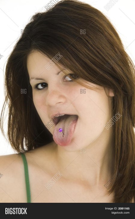 Девушка с языком