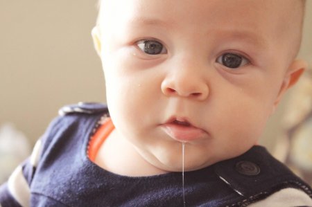 Слюнявый ребенок