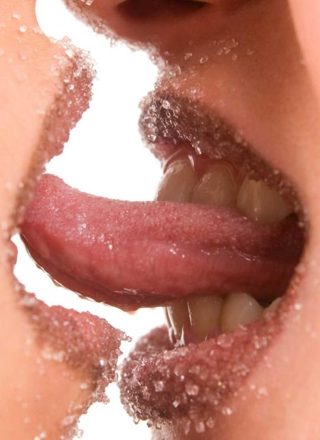 Слюнявая девушка