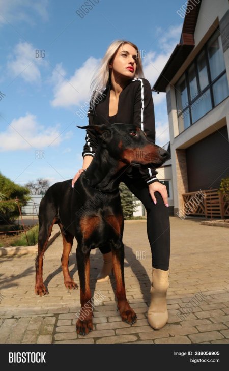 Блондинка с доберманом