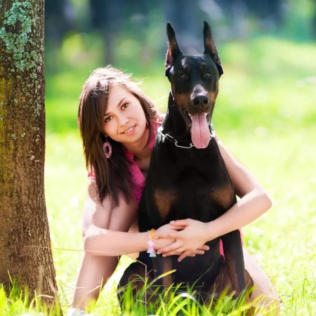 Девушка с доберманом